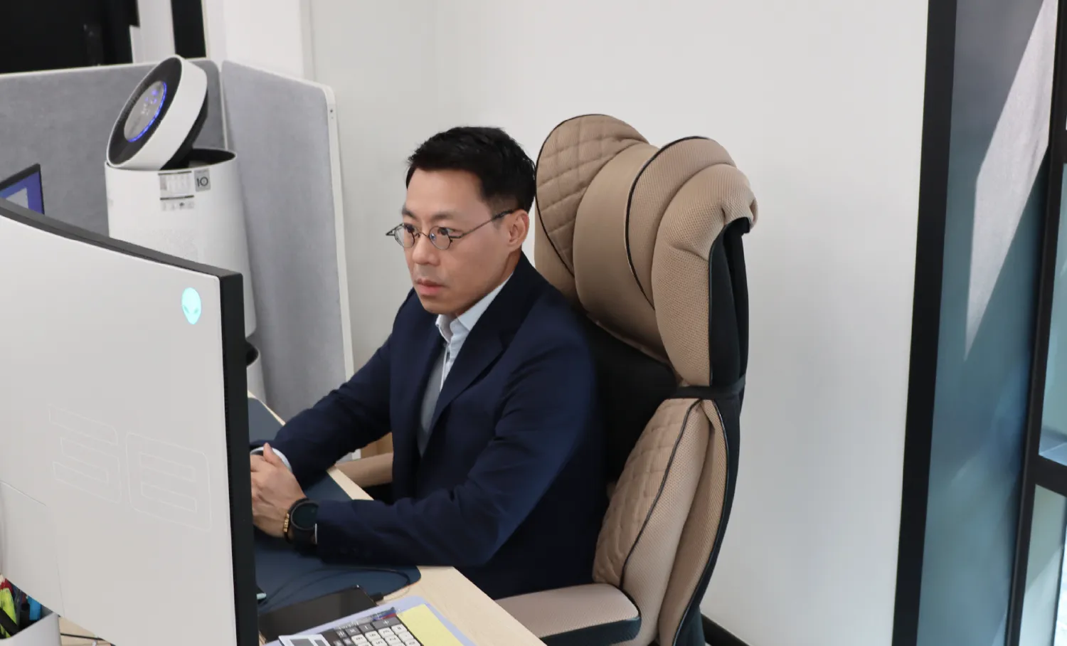 자리에서 업무를 보고 있는 재무혁신실장, 잡인터뷰, 팀 라바